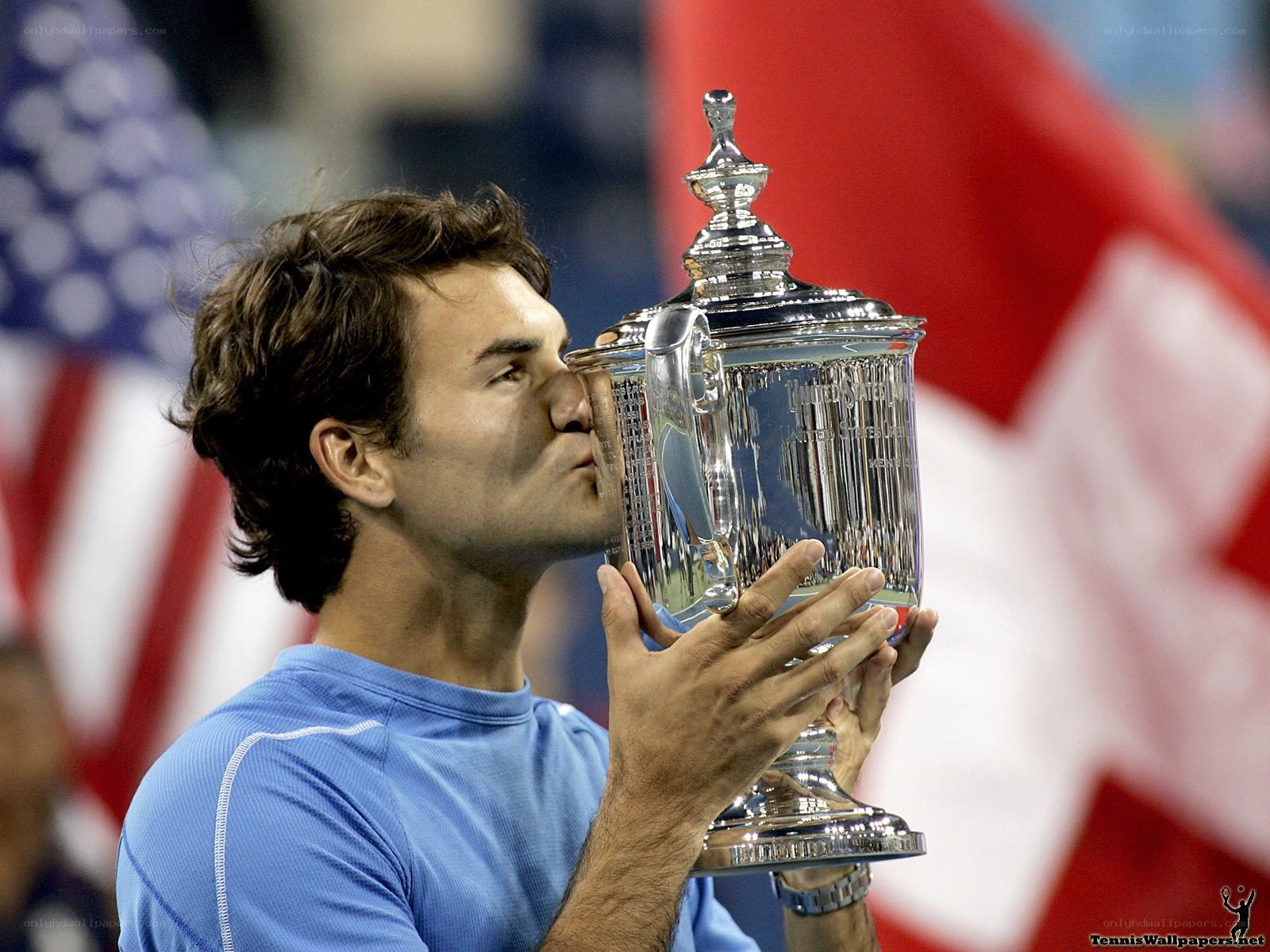 tennis player kissing trophy