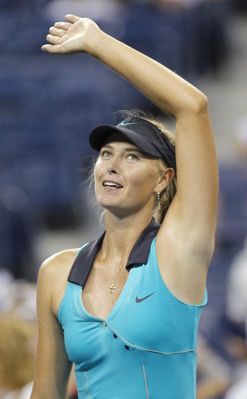 tennis player waving to crowd