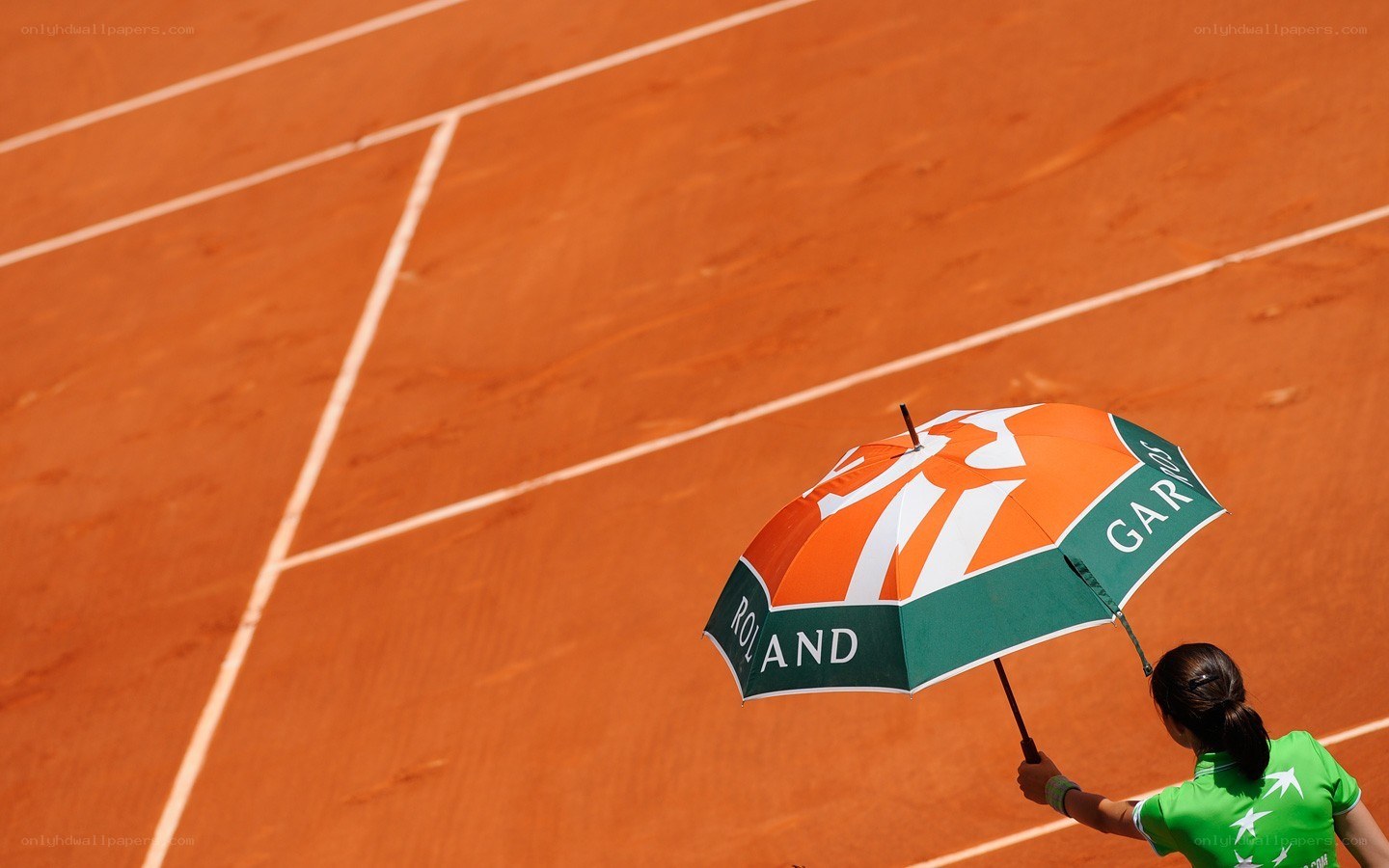 Tennis umpire with umbrella
