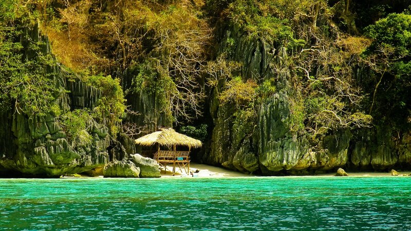 Thatched Hut on Beach — Turquoise