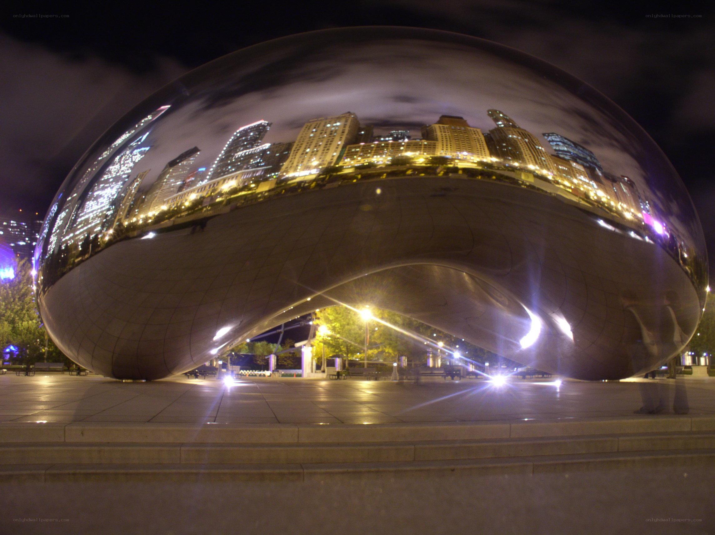 The Bean reflects Chicago skyline