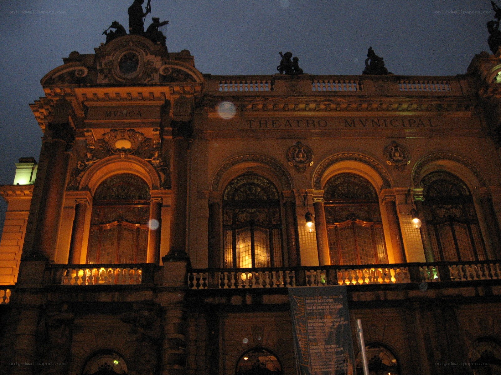 Theatro Municipal at night