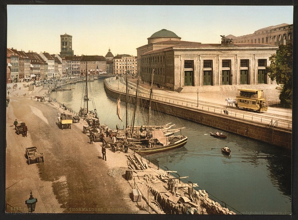 Thorwaldsen Museum and canal
