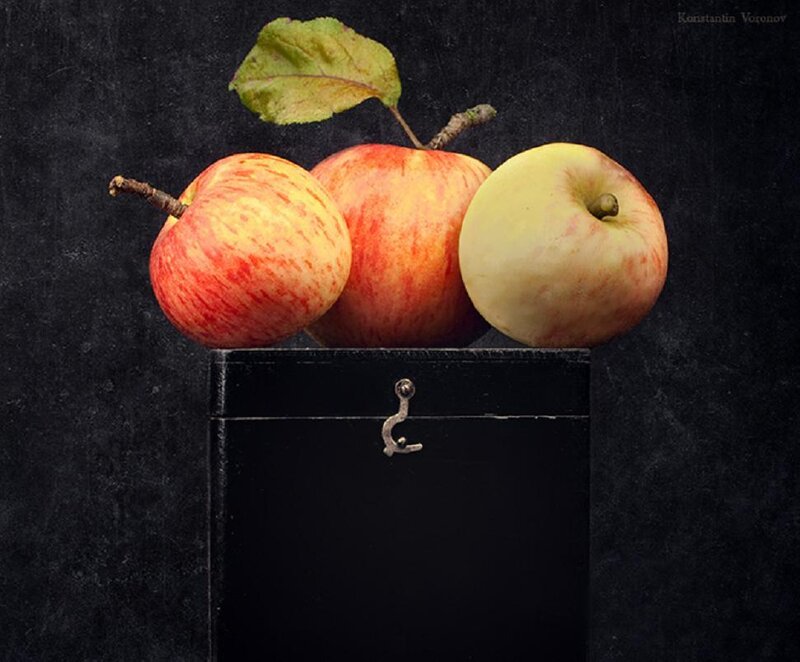 Three Apples on Box