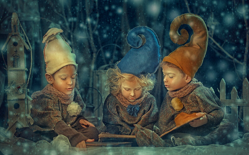 Three Children in Hats — Blue