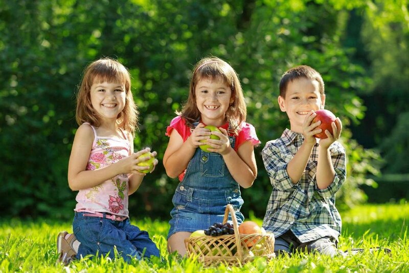 Three Children with Apples — Green