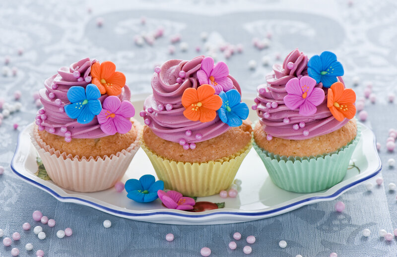Three Cupcakes on Plate — Pink