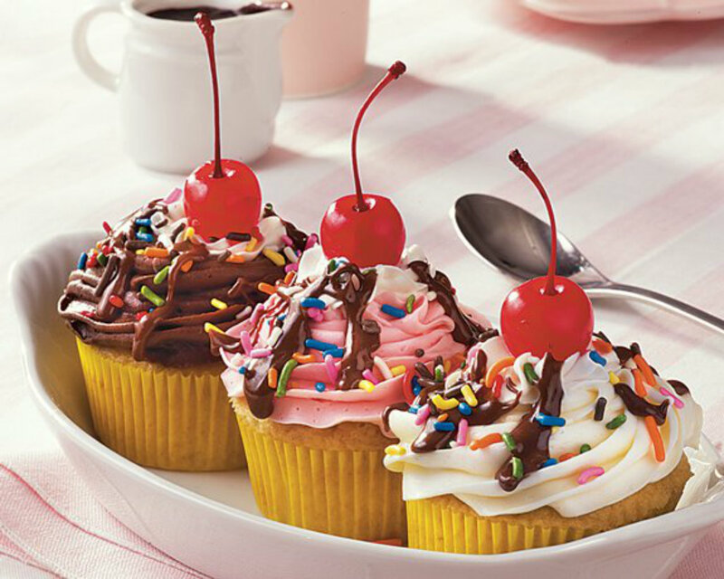 Three Cupcakes on Plate — Yellow