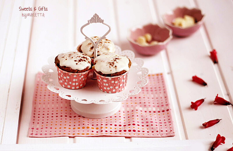Three Cupcakes on Stand