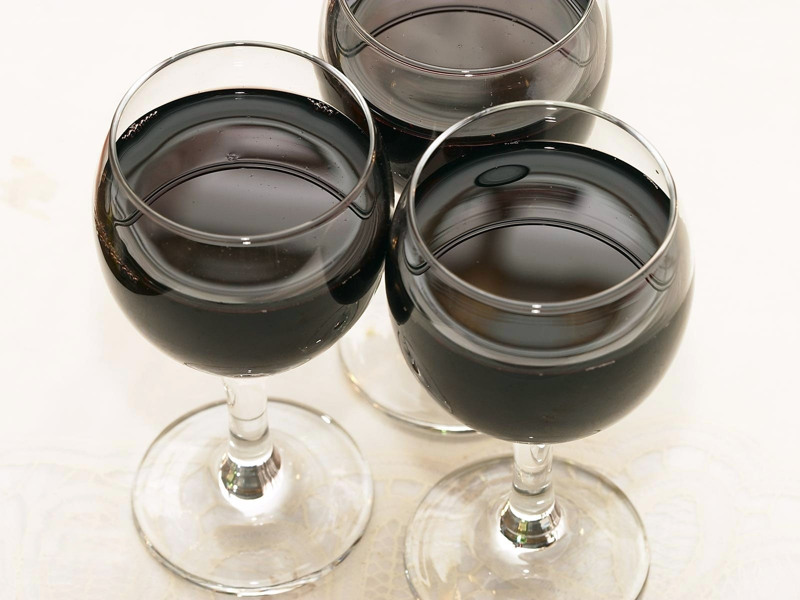 Three glasses of red wine