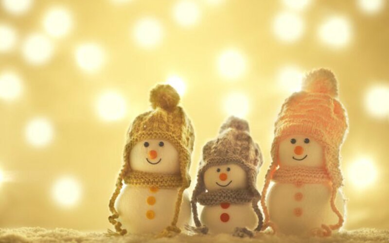 Three Snowmen in Hats
