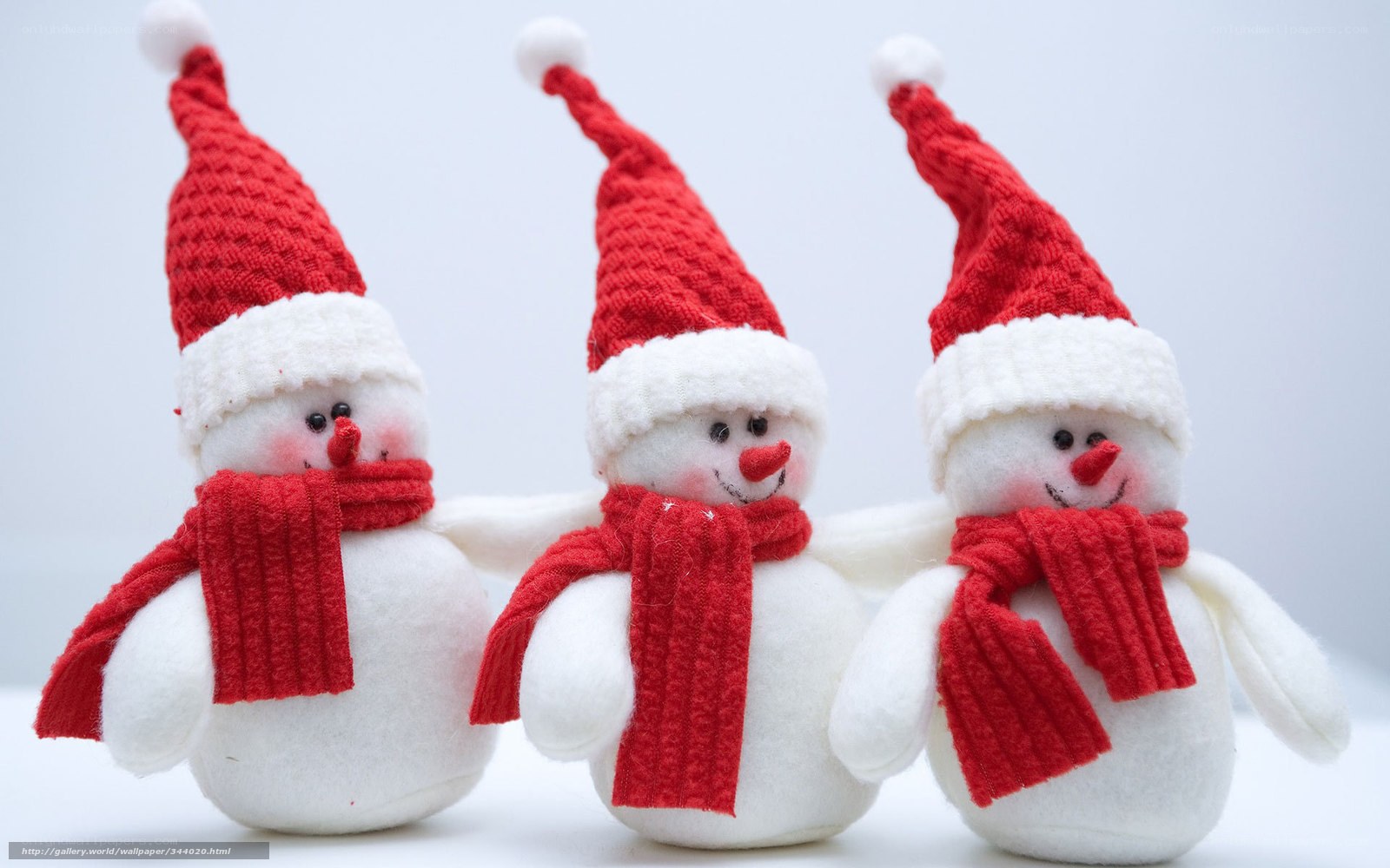 three snowmen in red hats