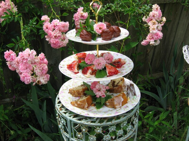 Three-tiered Dessert Stand — Pink