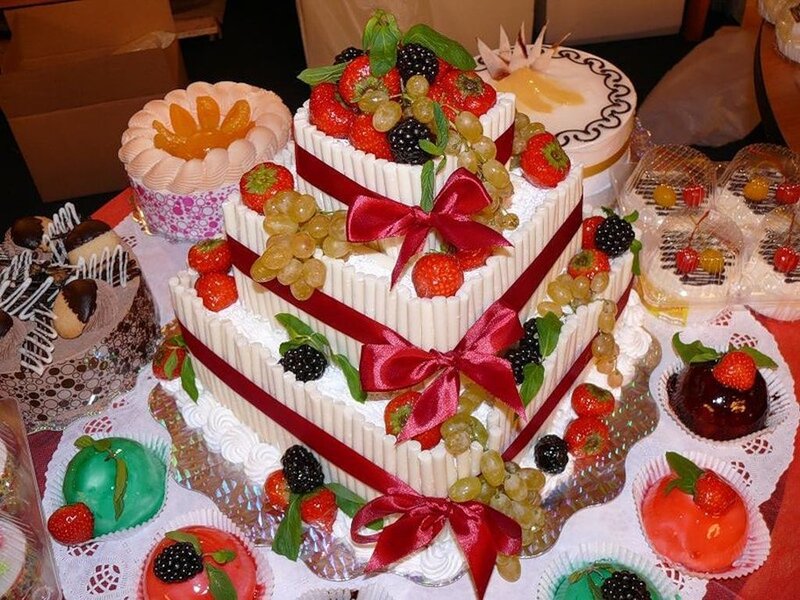 Three-tiered Fruit Cake — White