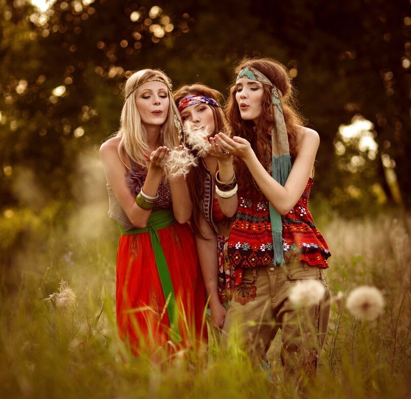 Three Women in Field — Green