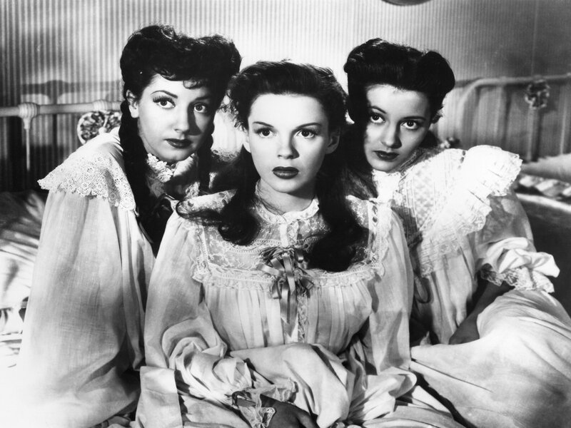 Three Women in Nightgowns — Black
