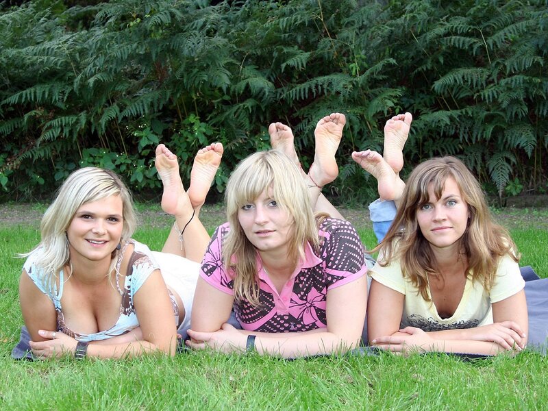 Three Women on Grass — Green