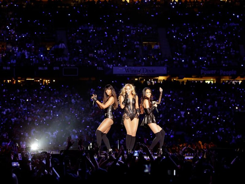 Three Women on Stage — Black