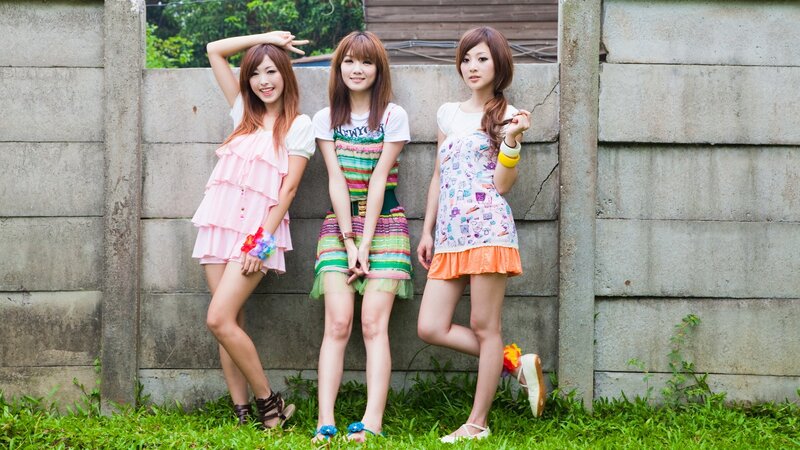 Three Young Women Posing — Green