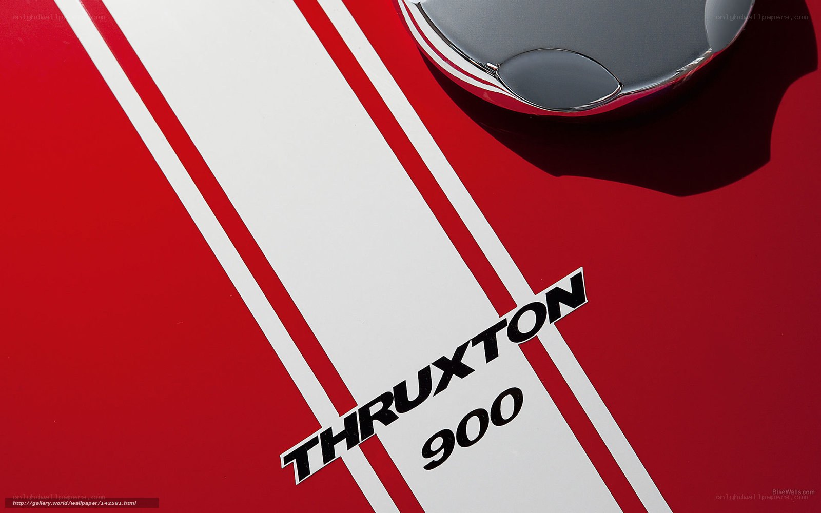 Thruxtan 900 motorcycle