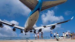 Aircraft boeing 747 maho beach