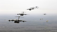 Aircraft Boeing c-17 globemaster paratroopers