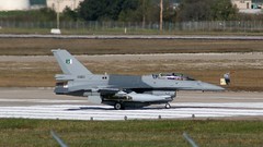 Aircraft military aviation air force jet fighter-bomber f-16 