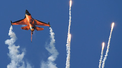 Aircraft military flares f-16