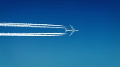Aircraft skies boeing 747 contrails