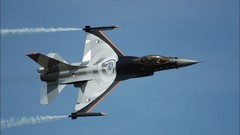 Aircraft skies contrails