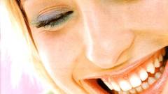 Allison mack smiling Celebrity