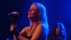 Annie playing at teatergarasjen