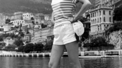 Audrey Hepburn grayscale