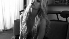Avril Lavigne grayscale monochrome