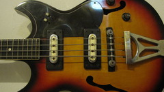 Bass guitars Gibson Les