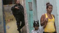Batman War weapons Guns children police slum Boys! Rio de 