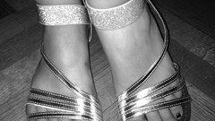 Black and white feet Wood sparkles sandals