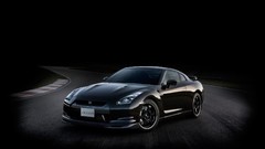Black Nissan GT