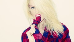 Blondes amber heard checkered clothing