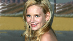 Blondes britt robertson woman