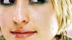Blondes eyes Allison Mack