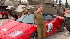 Blondes Ferrari tanks