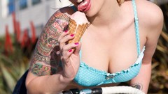 Blondes ice cream licking