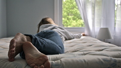 Blondes jeans feet lying