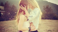 Blondes kissing lesbians