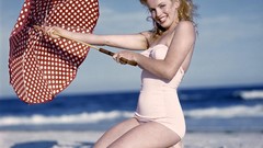 Blondes ocean barefoot Marilyn