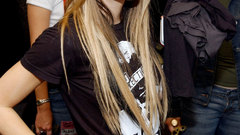 Blondes woman Avril Lavigne