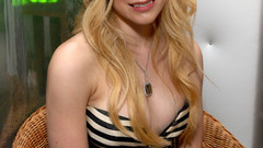 Blondes woman Avril Lavigne
