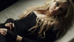 Blondes woman Avril Lavigne