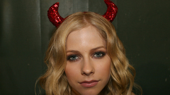 Blondes woman Avril Lavigne